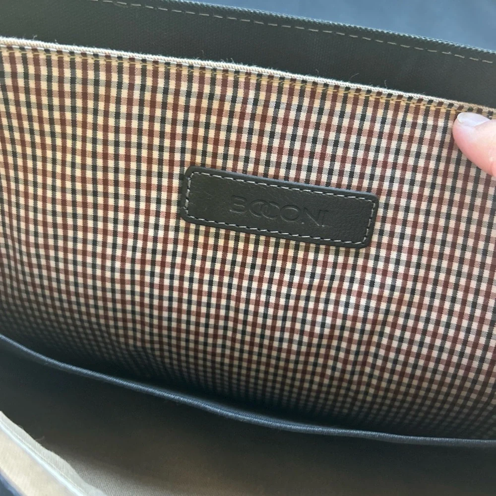 Boconi Leather Men’s Laptop Shoulder Bag. Black. The inside is very clean.